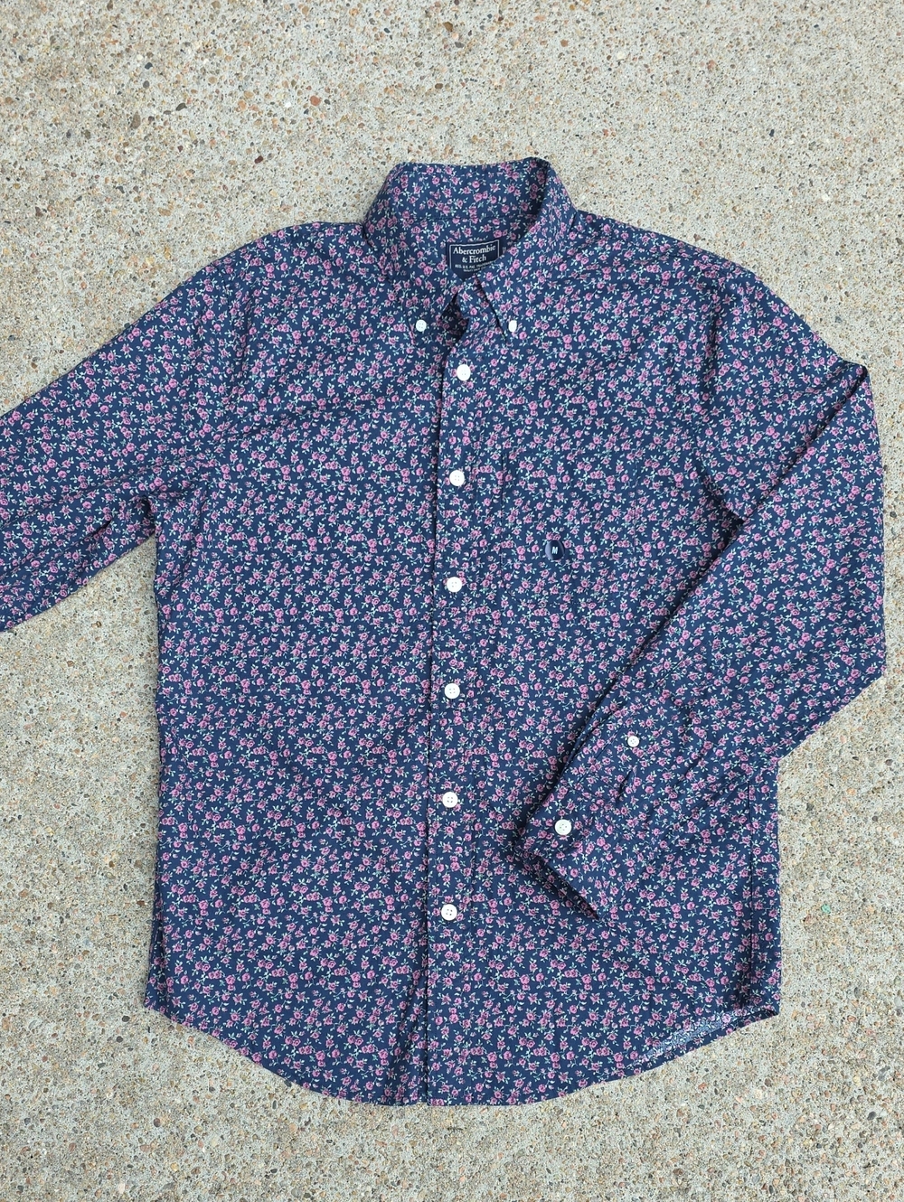 NWT Abercrombie & Fitch Navy Flowered Button Down Shirt Size M